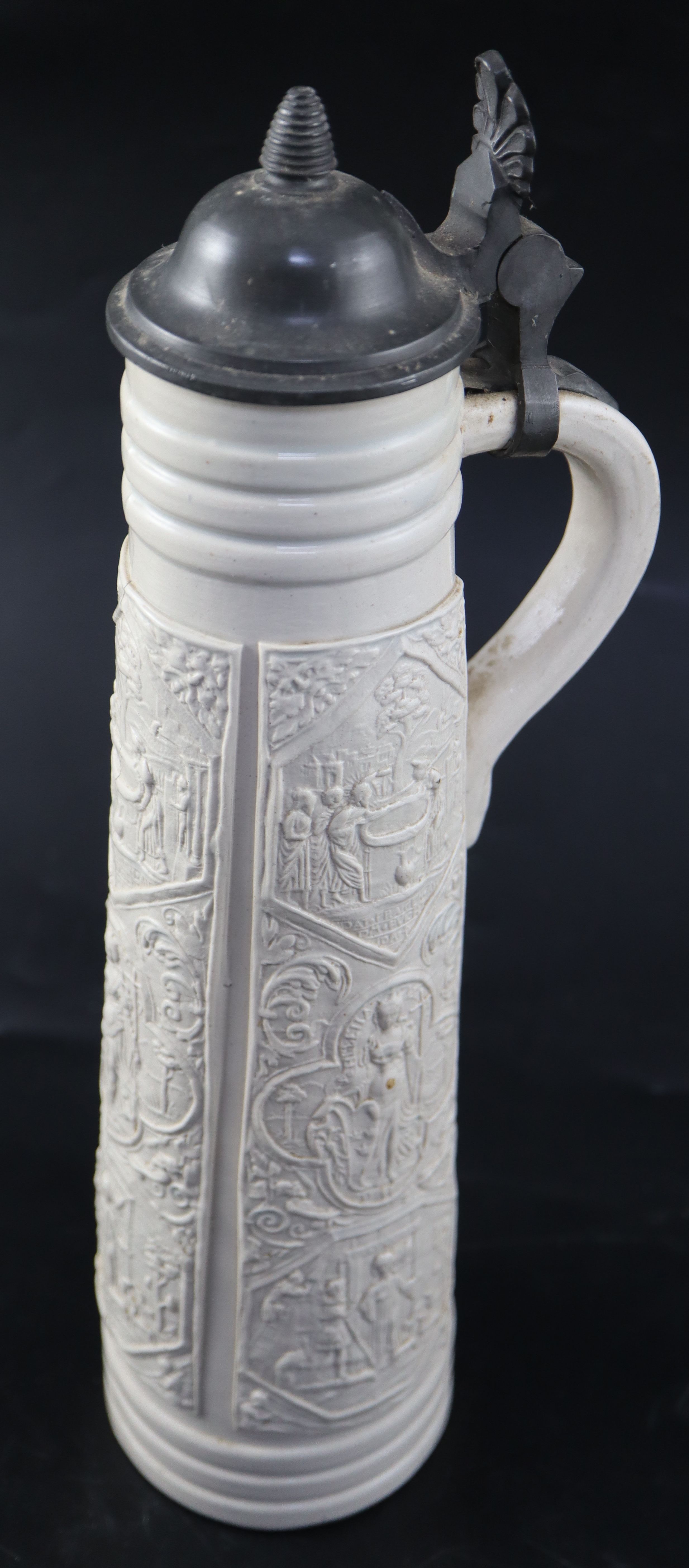 An 18th century Continental pewter flagon,